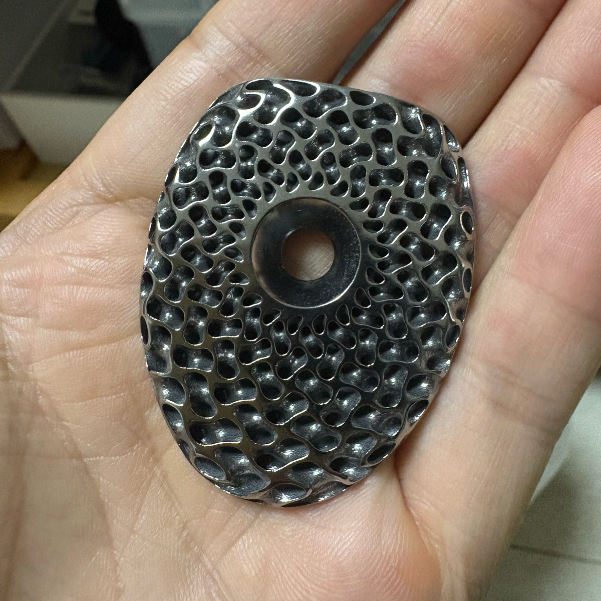 Tampa de Mesa Personalizada 3D em Titânio para Vision Metron 6D – Design Artístico Acabado à Mão
