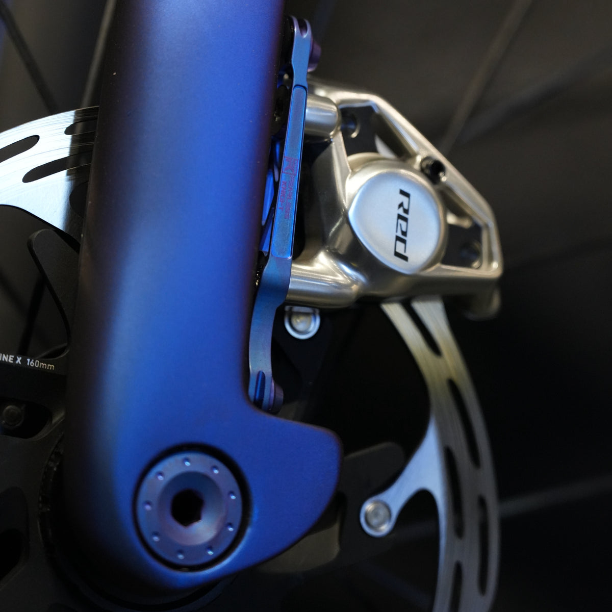 Eixo Passante Titanium Fearless Knight - Compatível com Bicicletas de Estrada Pinarello, Specialized, Colnago, Trek, Ridley