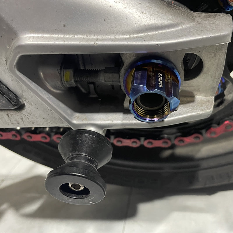 Les vis en alliage de titane S-parts A3 conviennent pour la modification de la moto apulia RS660