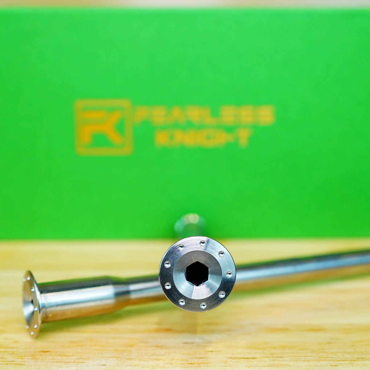 Eixo Passante Titanium Fearless Knight - Compatível com Bicicletas de Estrada Pinarello, Specialized, Colnago, Trek, Ridley