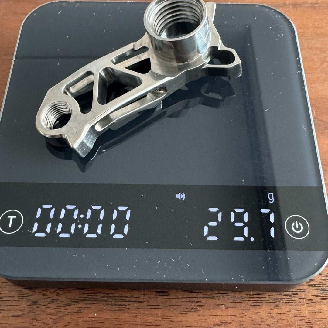 Gancheira traseira UDH de titânio TC4 para bicicletas de estrada | Usinada em CNC | M12 x 1.0