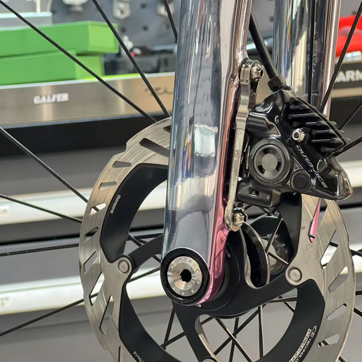 Eixo Passante Titanium Fearless Knight - Compatível com Bicicletas de Estrada Pinarello, Specialized, Colnago, Trek, Ridley
